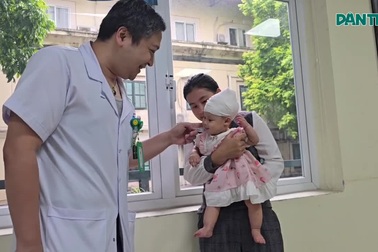 Hơn 516 triệu đồng đến với bé Thuỳ Dương mắc dị tật khuyết hộp sọ