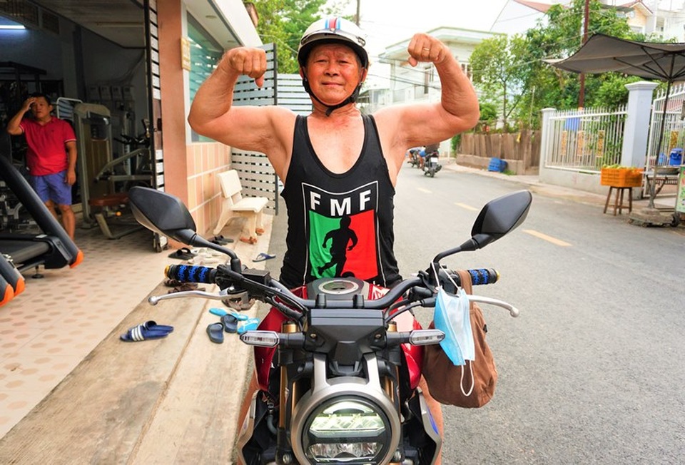 U90 cưỡi mô tô đi phượt, gánh tạ 80 kg trai 20 cũng không theo kịp - 1 U90 cưỡi mô tô đi phượt, gánh tạ 80 kg trai 20 cũng không theo kịp - 1