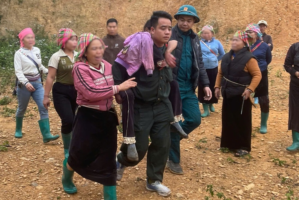 Công an xuyên đêm, kịp thời cứu cô gái gặp nạn trong rừng - 1