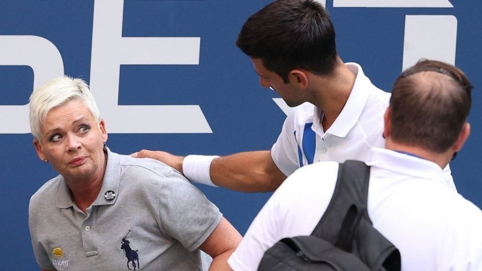 US Open 2020: Djokovic bị loại do đánh bóng trúng nữ trọng tài - 1 US Open 2020: Djokovic bị loại do đánh bóng trúng nữ trọng tài - 1