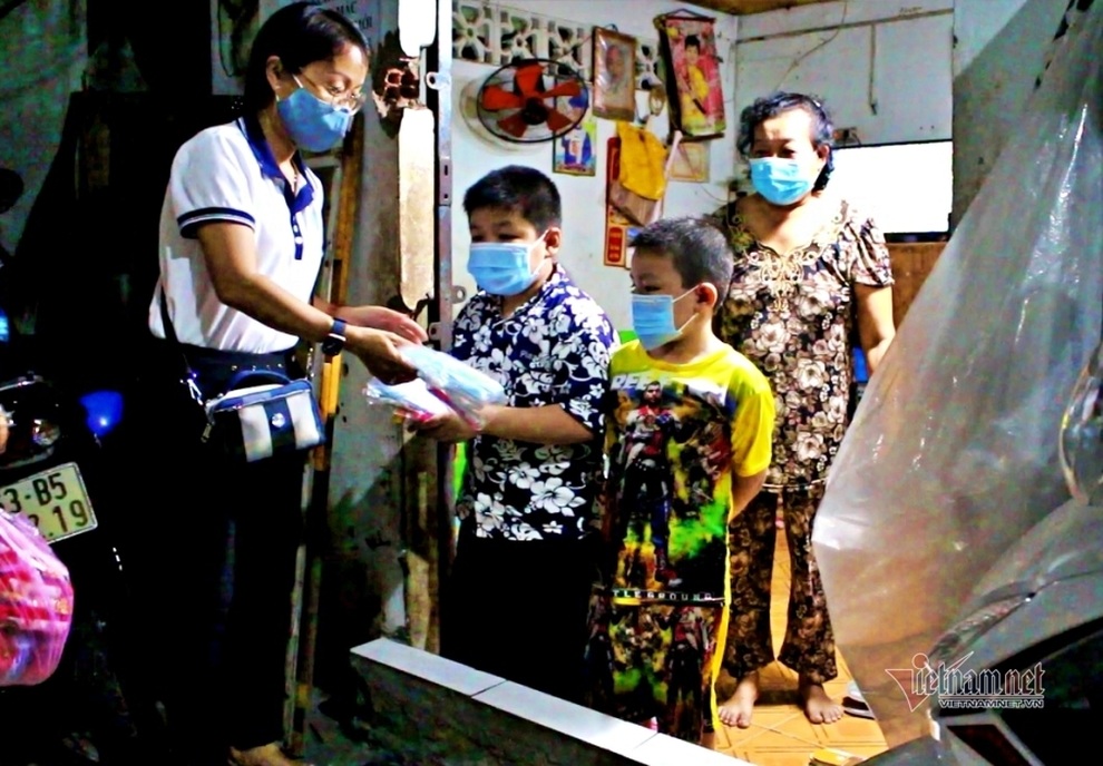 Tan làm, nhịn đói đến hẻm nhỏ Sài Gòn tặng quà: Còn rất nhiều người khổ - 4 Tan làm, nhịn đói đến hẻm nhỏ Sài Gòn tặng quà: Còn rất nhiều người khổ - 4