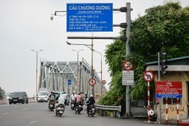 Vụ "mượn hơi" biển báo trên cầu Chương Dương: Sở Xây dựng không cấp phép!