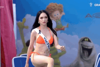 Hương Giang tự tin trình diễn áo tắm tại Hoa hậu Hoàn vũ 2025