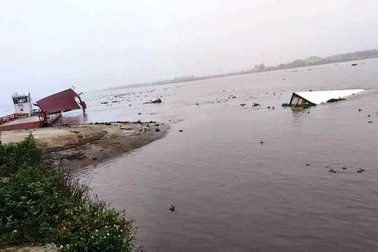 Lật phà trên sông Đáy, 6 người thoát nạn