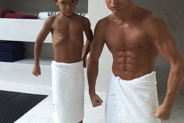 Hai cha con C.Ronaldo gồng mình khoe cơ bắp