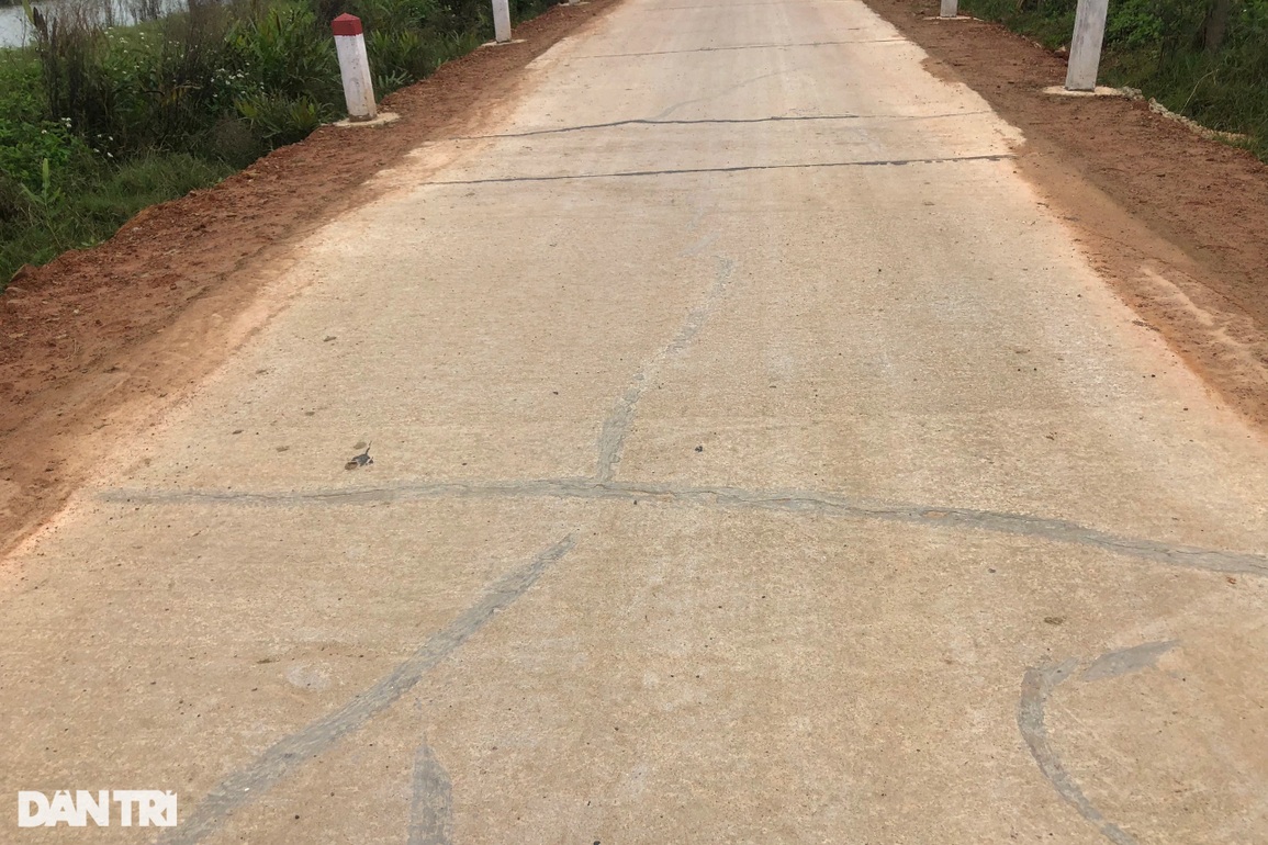 Dân bức xúc vì đường tiền tỷ vừa nghiệm thu đã nứt ngang, nẻ dọc - 3