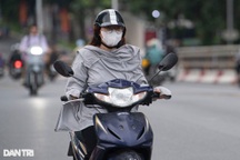 Nhiệt độ xuống thấp, người Hà Nội co ro đi làm trong mưa lạnh