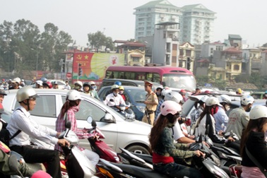 Đường phố đông nghẹt sau kỳ nghỉ lễ Giỗ Tổ 