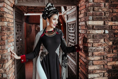 Lan Khuê “vương giả” trong bộ sưu tập áo dài đặc biệt