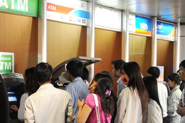 ATM dịp Tết: Vừa rút tiền vừa run