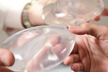 FDA xem xét lại tính an toàn của túi nâng ngực silicon