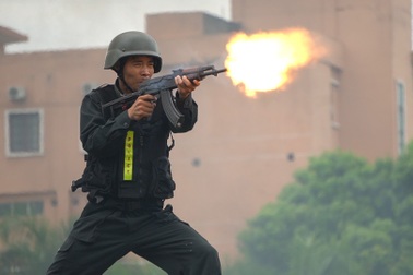 Cảnh sát đặc nhiệm bắn súng, nổ mìn diễn tập chống khủng bố