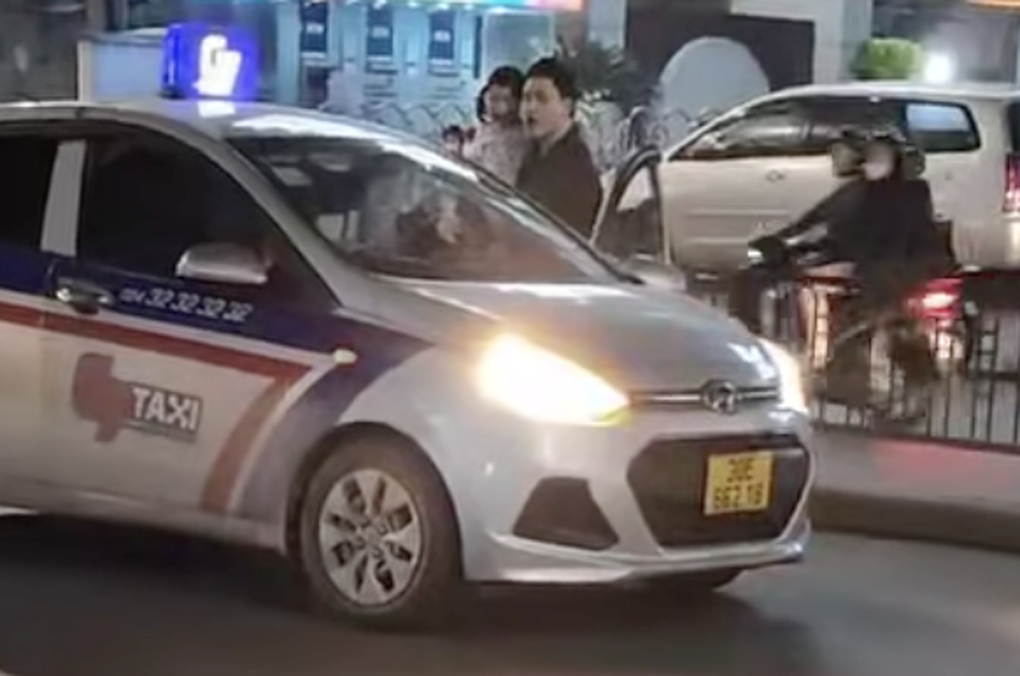 Thanh niên bế bé gái ra giữa đường chặn ô tô, đánh người - 1 Thanh niên bế bé gái ra giữa đường chặn ô tô, đánh người - 1