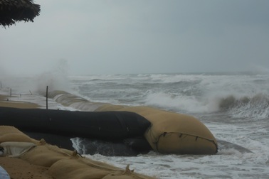 Sóng lớn đe dọa bờ biển Hội An