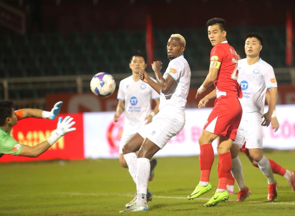 CLB Công an TPHCM hòa đương kim vô địch V-League Nam Định - 2