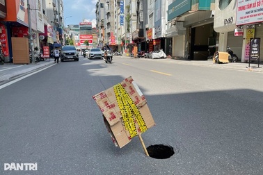 Hố sụt sâu hơn 1m bất ngờ xuất hiện trên phố Hà Nội