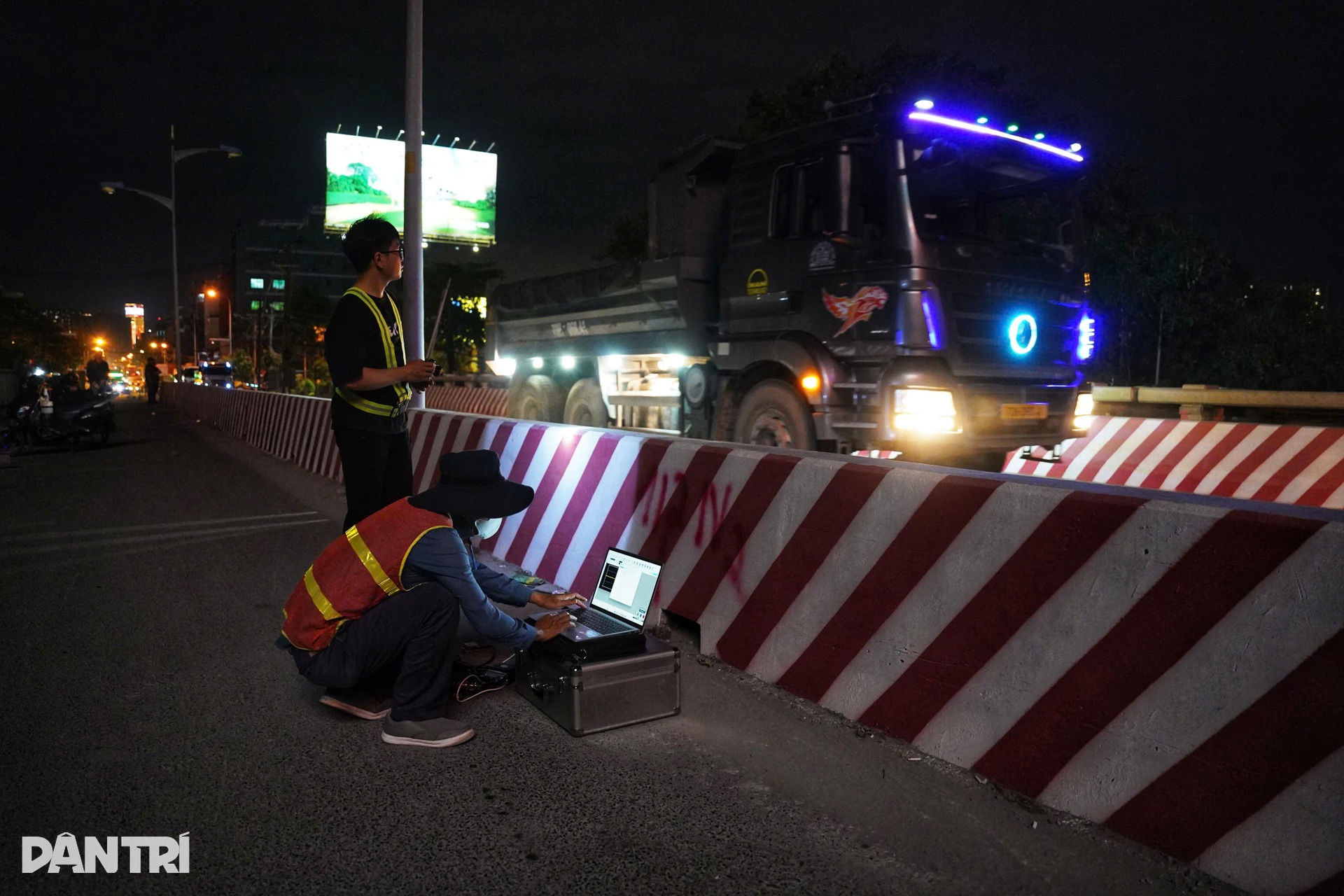 Huy động 12 xe tải thử độ bền cầu Bình Triệu 1 ở TPHCM - 4