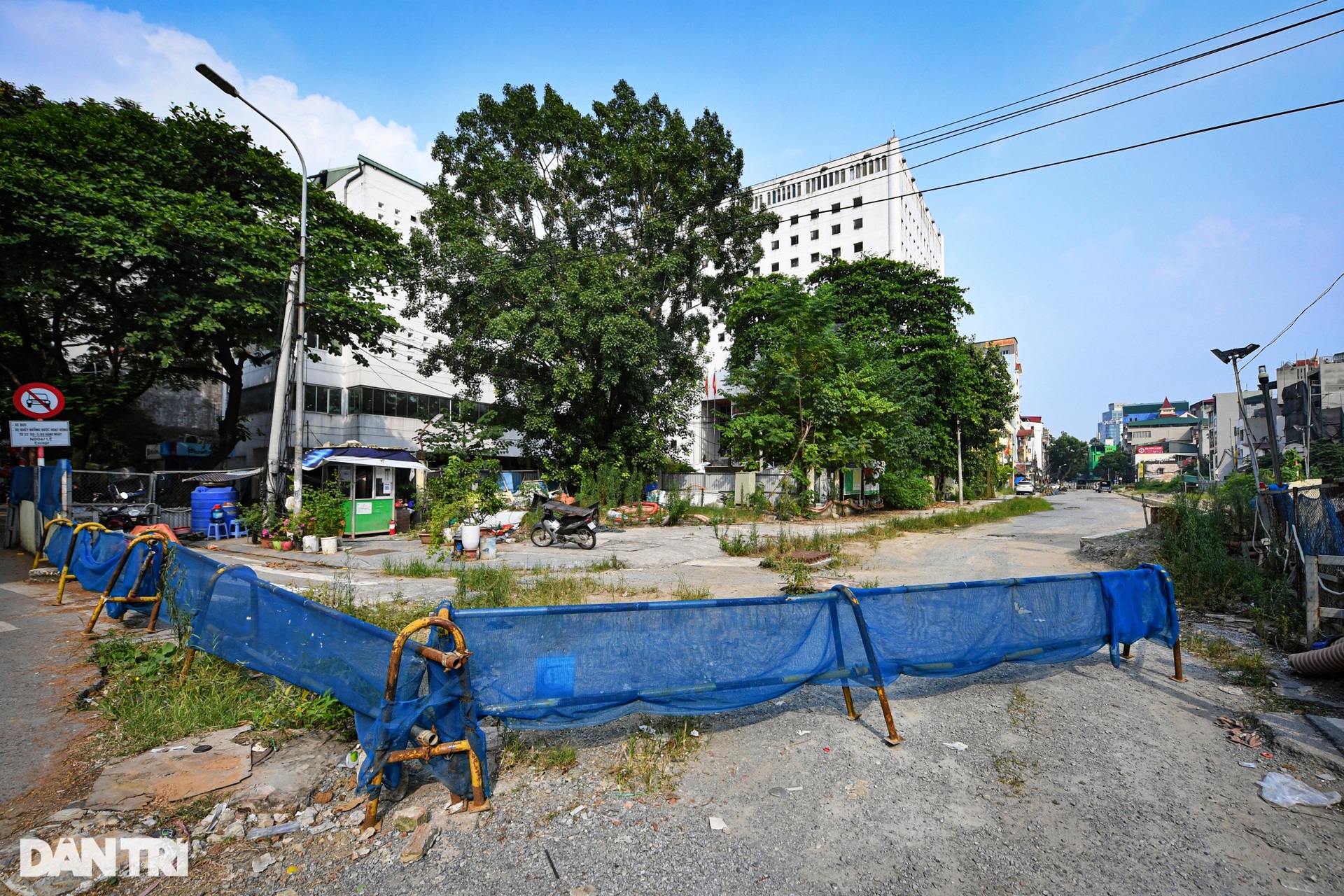 Cỏ cây mọc um tùm trên đại công trường dự án metro Nhổn - ga Hà Nội - 4 Cỏ cây mọc um tùm trên đại công trường dự án metro Nhổn - ga Hà Nội - 4