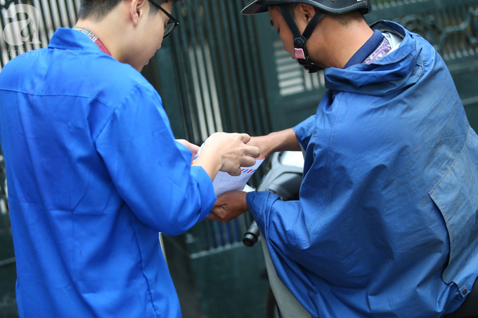 Phụ huynh lo lắng, thấp thỏm đợi con trong ngày đầu kỳ thi tuyển sinh vào lớp 10 - Ảnh 4. Phụ huynh lo lắng, thấp thỏm đợi con trong ngày đầu kỳ thi tuyển sinh vào lớp 10 - Ảnh 4.