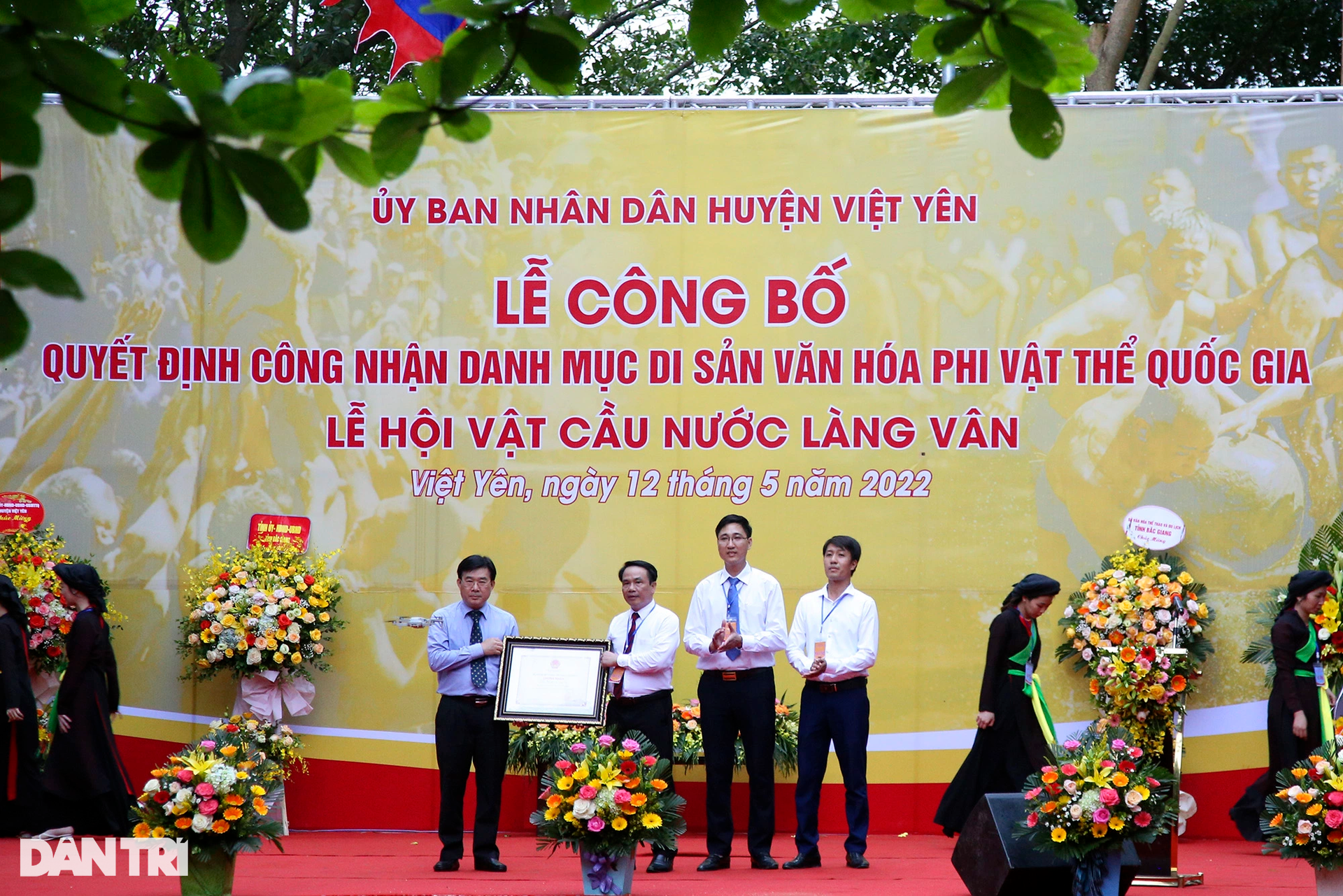 Trận vật cầu nước kịch tính và hài hước dưới trời mưa tầm tã - 1 Trận vật cầu nước kịch tính và hài hước dưới trời mưa tầm tã - 1