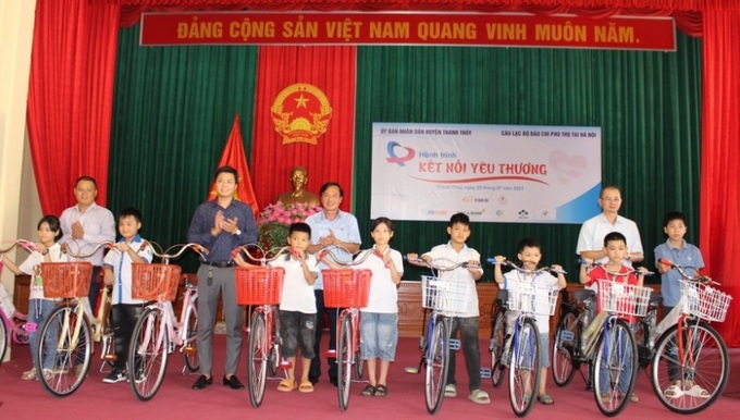 CLB báo chí Phú Thọ tại Hà Nội cùng đơn vị tài trợ tặng xe đạp cho học sinh.