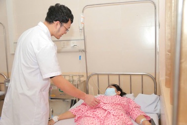 Hà Nội: Người phụ nữ có khối u to như quả bưởi vì 2 năm không chịu chữa trị