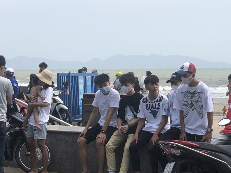 Sợ Covid-19, người dân đeo khẩu trang ra biển du xuân đầu năm - 3 Sợ Covid-19, người dân đeo khẩu trang ra biển du xuân đầu năm - 3