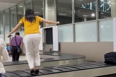 Ngán ngẩm cô gái đứng lên băng chuyền sân bay để quay TikTok
