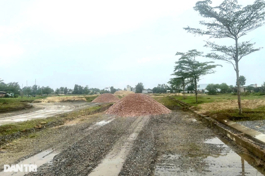 Vụ nợ 1.000 sổ đỏ: Chủ đầu tư cam kết tiến độ 3 dự án bán đất trên giấy - 2 Vụ nợ 1.000 sổ đỏ: Chủ đầu tư cam kết tiến độ 3 dự án bán đất trên giấy - 2