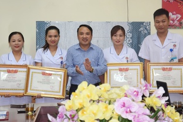 Khen thưởng 3 điều dưỡng viên hiến máu, cứu sản phụ băng huyết