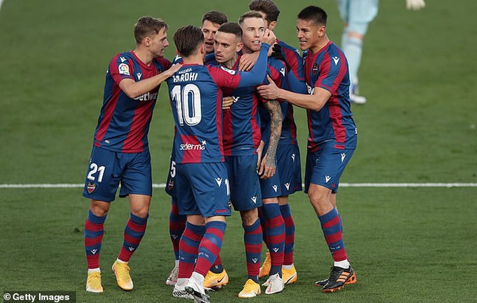 Nhận thẻ đỏ sớm, Real Madrid thua cay đắng trước Levante - 7 Nhận thẻ đỏ sớm, Real Madrid thua cay đắng trước Levante - 7