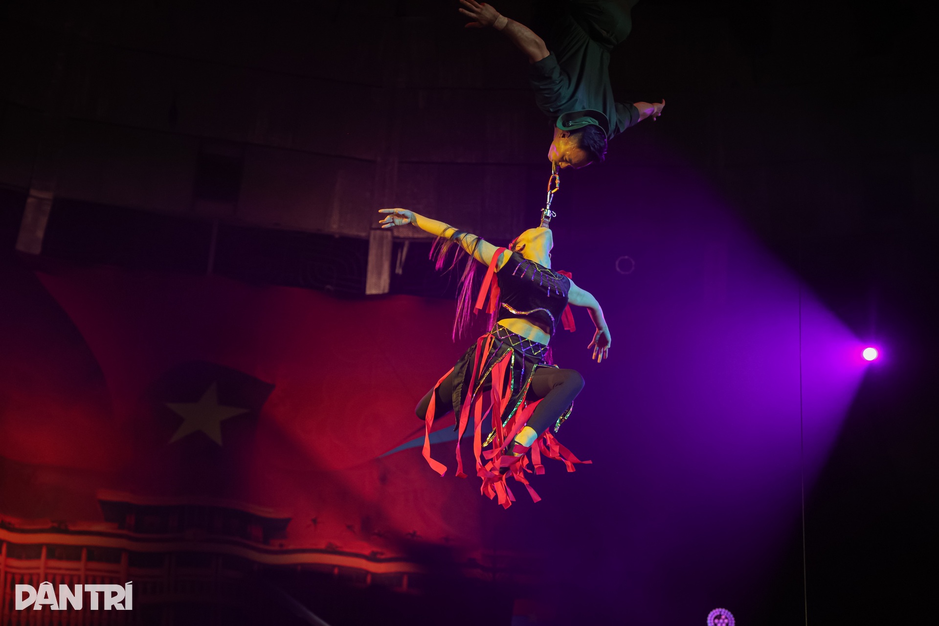 Khán giả mặc áo cờ đỏ sao vàng, cổ vũ xiếc Non sông ngày thống nhất - 13