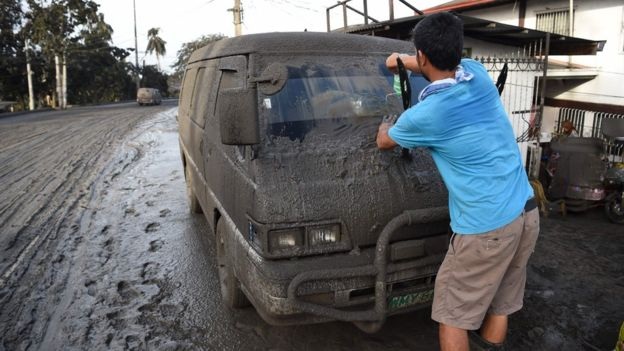Núi lửa Philippines phun trào dung nham đỏ rực, dân khốn khổ vì tro bụi dày đặc - 16 Núi lửa Philippines phun trào dung nham đỏ rực, dân khốn khổ vì tro bụi dày đặc - 16