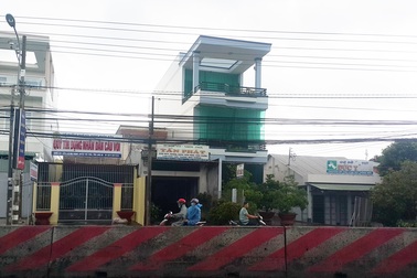 Điều chuyển công tác Trung tá công an chặn đường xô xát phụ nữ vì tiền "cò" đất