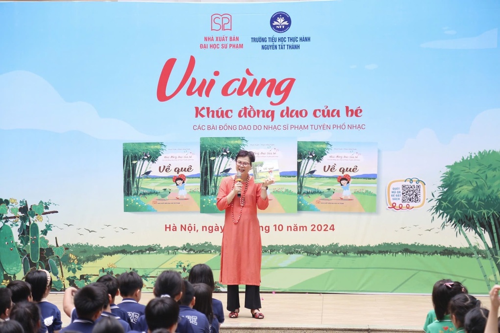 Nhạc sĩ Phạm Tuyên và con gái làm sống lại những bài đồng dao cho trẻ em - 1 Nhạc sĩ Phạm Tuyên và con gái làm sống lại những bài đồng dao cho trẻ em - 1