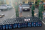 Truy đuổi ô tô chở 100 bình nghi khí cười ở Quảng Ninh