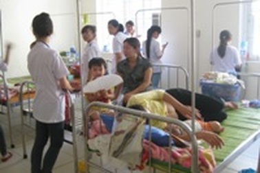 Bệnh nhi quá tải, học sinh bơ phờ vì nắng nóng