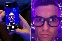 Cristiano Ronaldo đeo kính thông minh quay video tại lễ trao giải bóng đá
