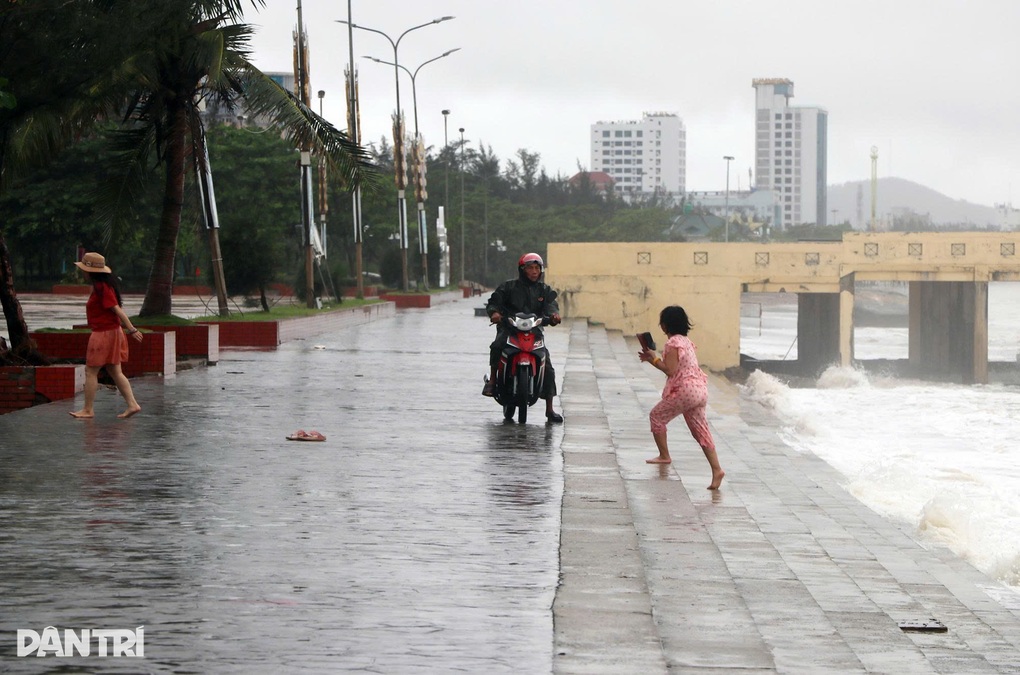 Hai phụ nữ xuống biển chụp ảnh bất chấp sóng lớn trước giờ bão đổ bộ - 2 Hai phụ nữ xuống biển chụp ảnh bất chấp sóng lớn trước giờ bão đổ bộ - 2