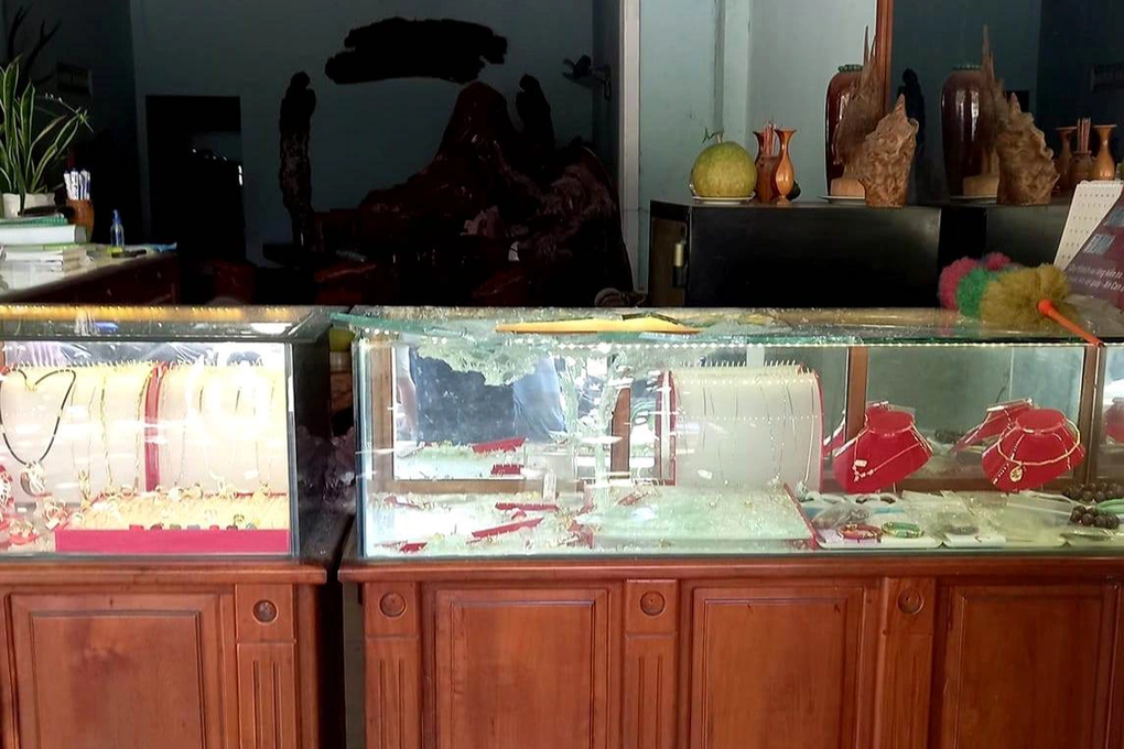 Dùng cuốc cướp tiệm vàng rồi đến nhà trưởng công an huyện đầu thú - 1