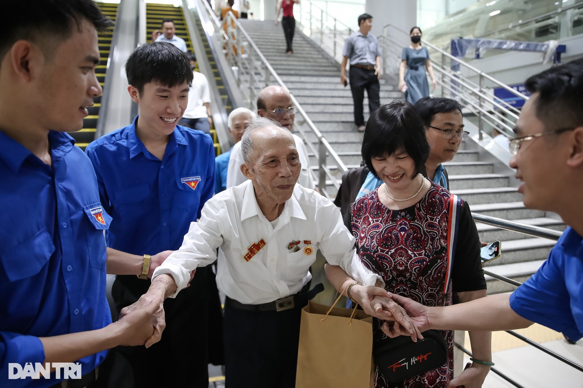 Metro số 1 đón cựu chiến binh Điện Biên Phủ - 4 Metro số 1 đón cựu chiến binh Điện Biên Phủ - 4