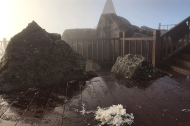 Băng tuyết xuất hiện trên đỉnh Fansipan