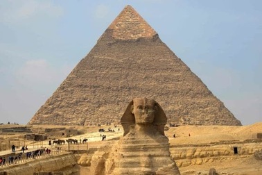 Cặp đôi du khách cởi đồ trần trụi trên đỉnh kim tự tháp Giza nổi tiếng