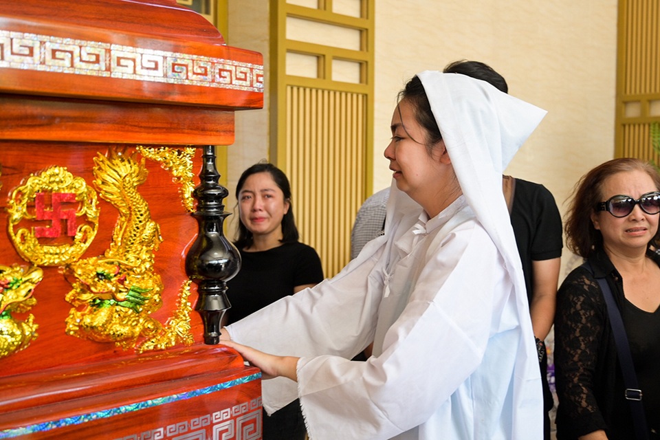 Con trai trưởng nghệ sĩ Nguyễn Chánh Tín kịp nhìn mặt cha trước khi hỏa táng - 13 Con trai trưởng nghệ sĩ Nguyễn Chánh Tín kịp nhìn mặt cha trước khi hỏa táng - 13