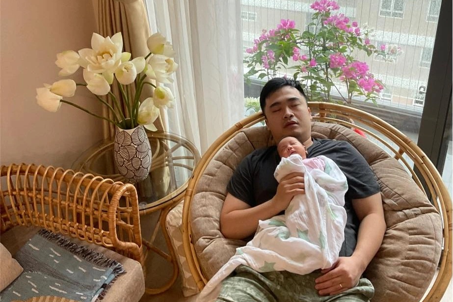 Hanoj: Otec pracuje z domova, vydělává tisíce dolarů a stále má volný čas na péči o své děti - 3 Hà Nội: Ông bố làm việc ở nhà, lương nghìn USD, vẫn rảnh chăm con - 3