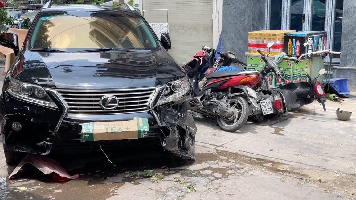 Ô tô lao vào hẻm hạ gục 7 xe máy ở TPHCM - 1 Ô tô lao vào hẻm hạ gục 7 xe máy ở TPHCM - 1