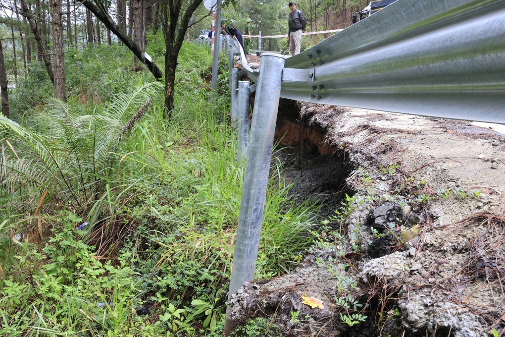 Xuất hiện điểm sạt lở taluy trên đèo Mimosa ở Đà Lạt - 1