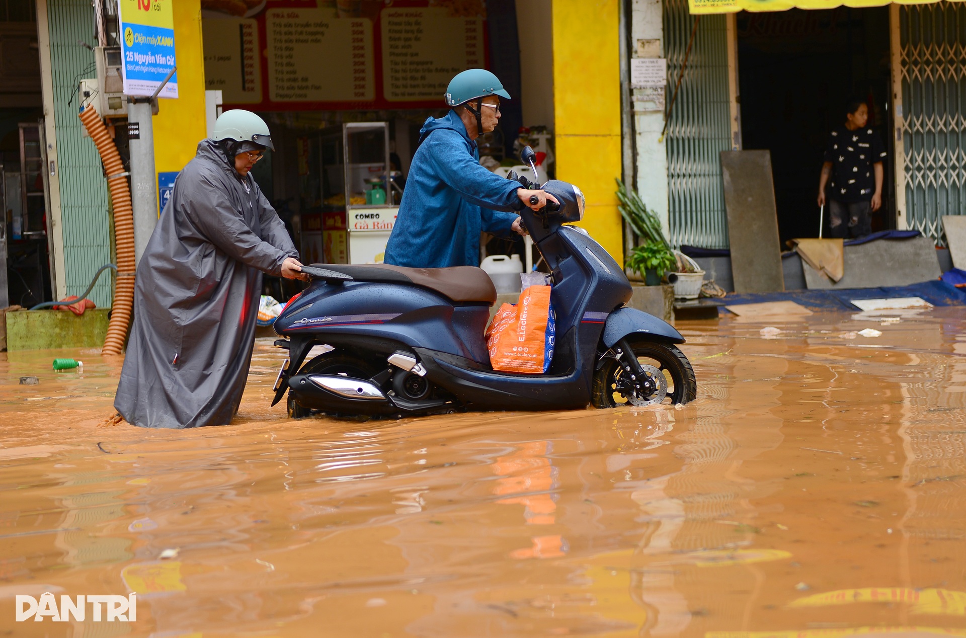 Đường phố trung tâm Đà Lạt thành sông do mưa lớn kéo dài - 5