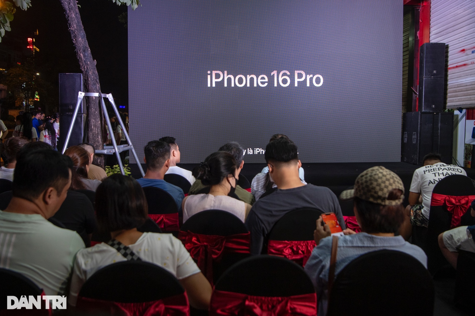 Màn cầu hôn đặc biệt trong ngày mở bán iPhone 16 tại Việt Nam - 2 Màn cầu hôn đặc biệt trong ngày mở bán iPhone 16 tại Việt Nam - 2