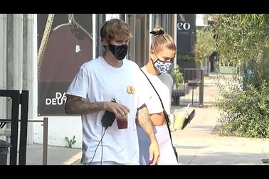 Justin Bieber và vợ tình tứ đi ăn sáng